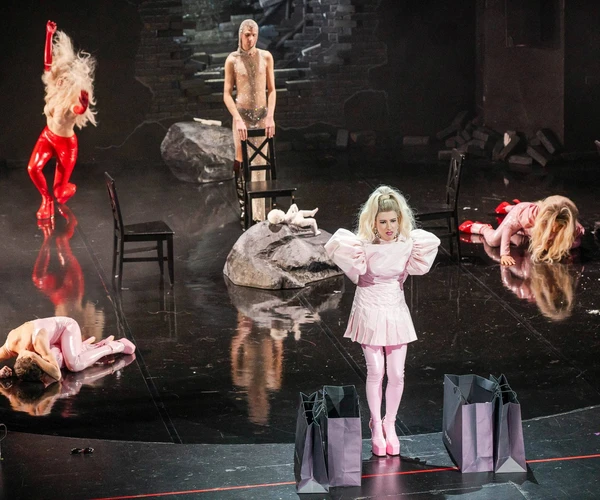 Szenenfoto Die Troerinnen: Bettina Kerl, Caroline Baas, Julian Tzschentke, Laura Laufenberg, Julia Kreusch. 