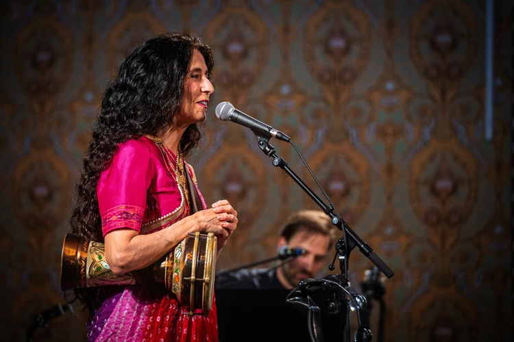 Timna Brauer und Jannis Raptis spielen Musik auf der Bühne