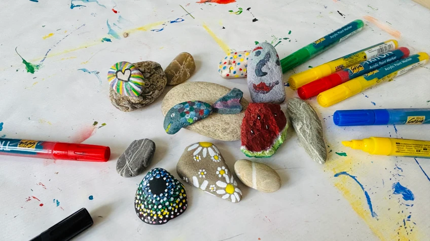 Filzstifte und bunte Steine