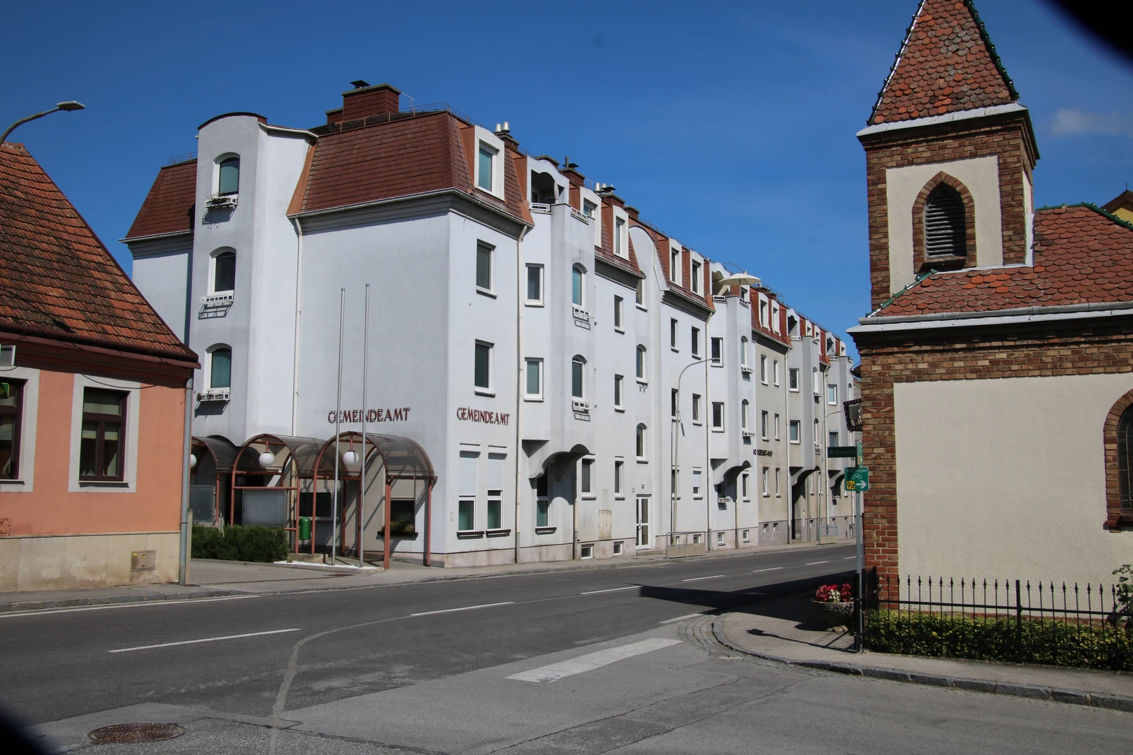 Straßenansicht mit einer Kirche, Gebäuden und blauem Himmel