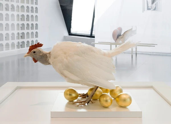 Ausstellungansicht Huhn von Renate Bertlmann