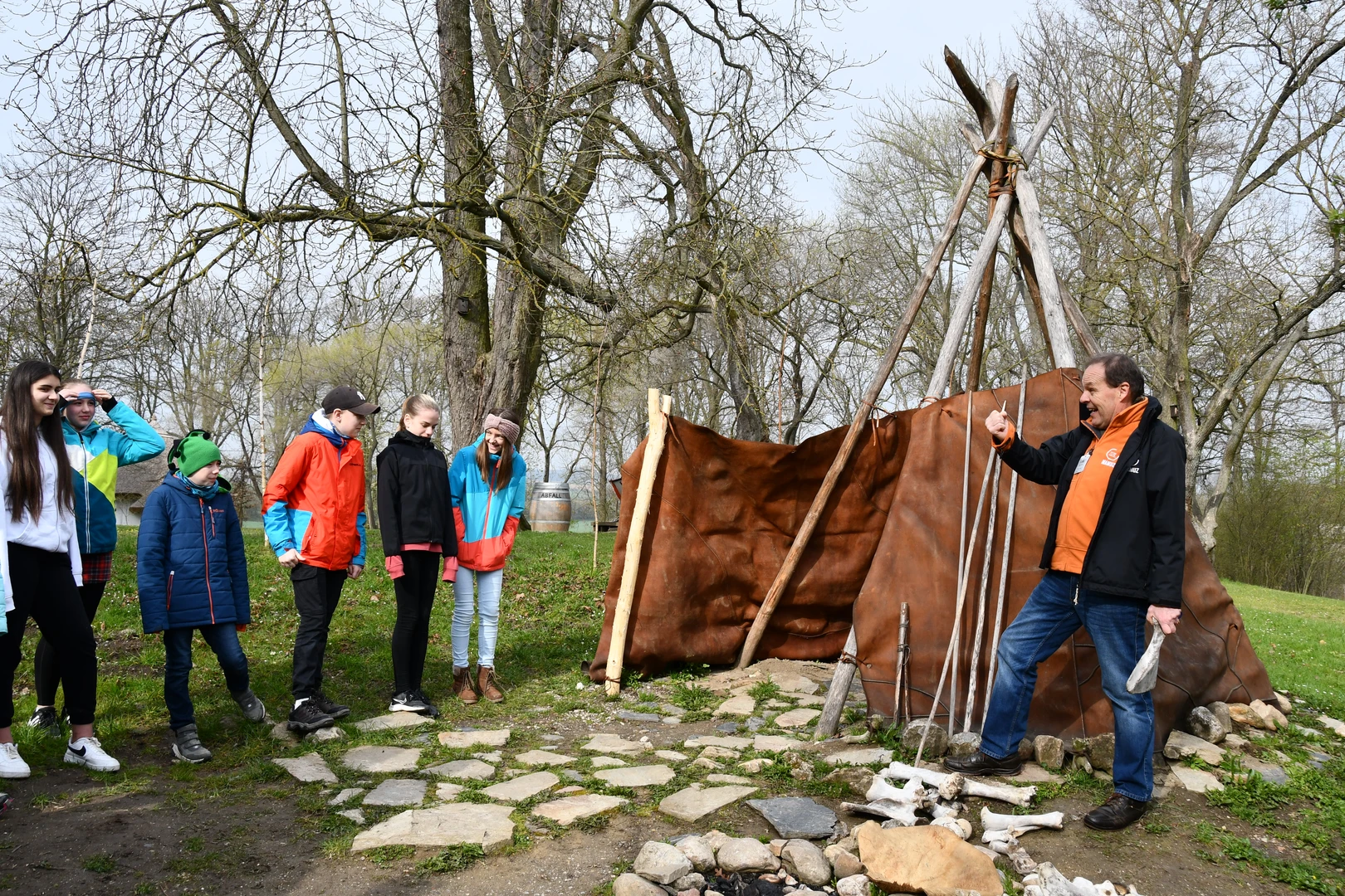 Group in the outdoor area of MAMUZ Schloss Asparn/Zaya