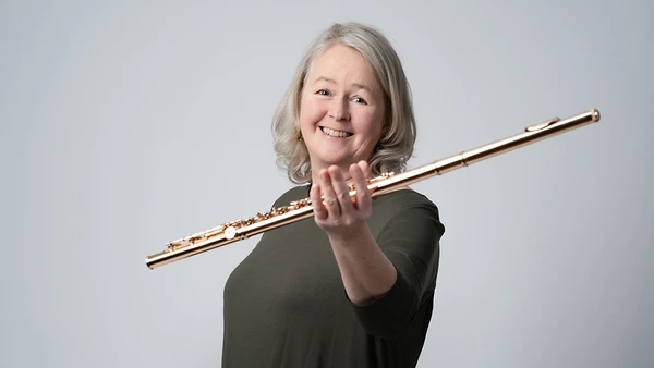 Portraitfoto von Heidrun Lanzendörfer mit Querflöte