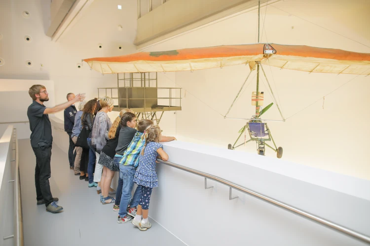 Besucher:innen in der Hauptausstellung im Haus der Geschichte