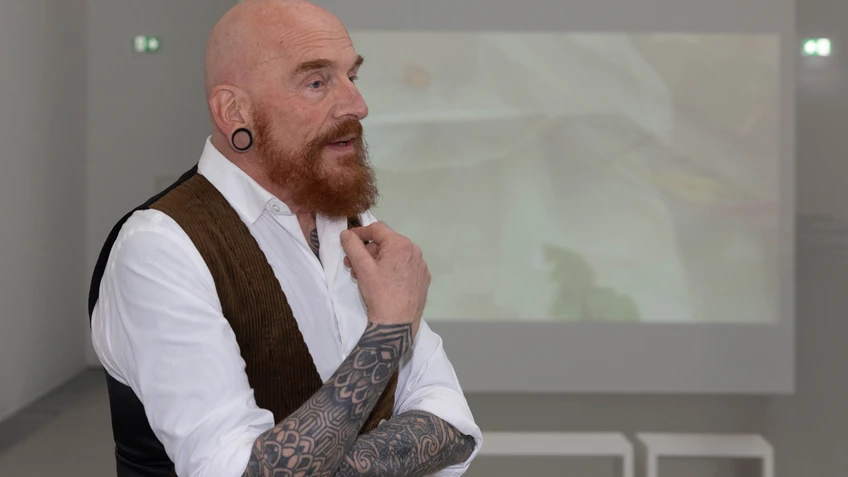 Kurator Andreas Hoffer in der Ausstellung Mohsin Shafi