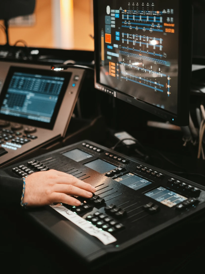 Regieraum mit Technikpult und Monitoren für