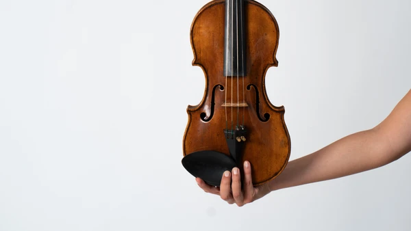 Eine Hand hält eine Violine
