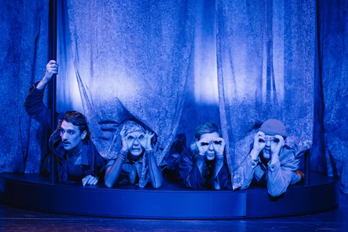 Schauspieler im Stück "Die Räuber" auf der Bühne.