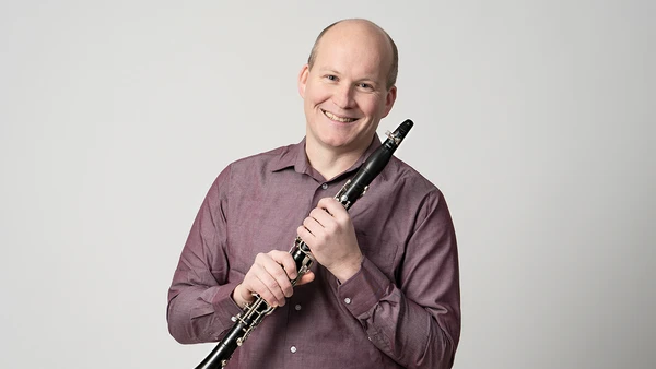 Portraitfoto von Christoph Moser mir Klarinette