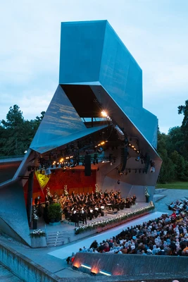 Wolkenturm mit Musiker:innen