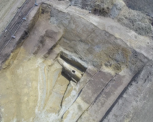 Archäologische Ausgrabung einer römischen Wasserleitung aus der Vogelperspektive. 