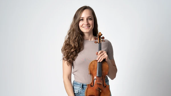 Portraitfoto von Sophie Kolarz-Löschberger mit Violine