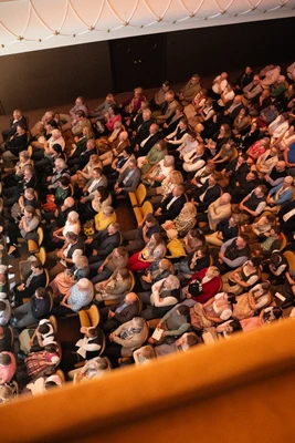 Zuschauer in einem Theatersaal, von oben fotografiert