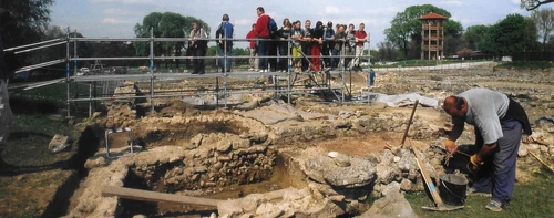 Grabungen im Bereich von Haus 1 im Zivilstadtviertel um 2000, eine Schulklasse schaut bei den Arbeiten zu 