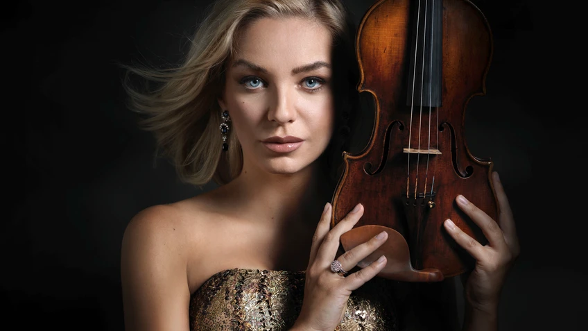 Dame mit Geige neben dem Gesicht