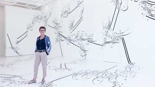 Direktorin Gerda Ridler in der Installation von Parastou Forouhar