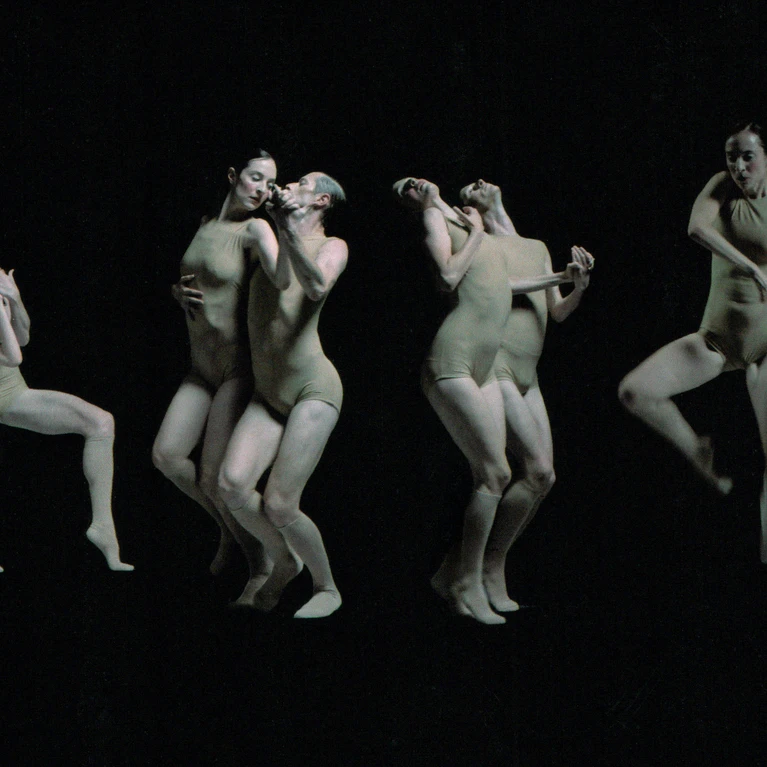 Tänzerinnen und Tänzer - teils zu zweit, teils allein - nebeneinander tanzend vor schwarzem Hintergrund als Teil von Sharon Eyals neuem Tanzstück "Delay the Sadness", einer Beschäftigung mit dem Pas de Deux.