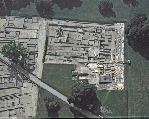 Luftbildaufnahme des Freilichtareals der Römerstadt Carnuntum, altes Foto mit den freigelegten Arealen um 1950