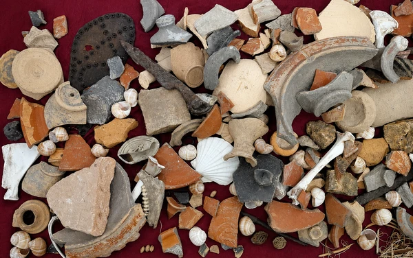 Display case with a pile of ceramic and other waste materials 
