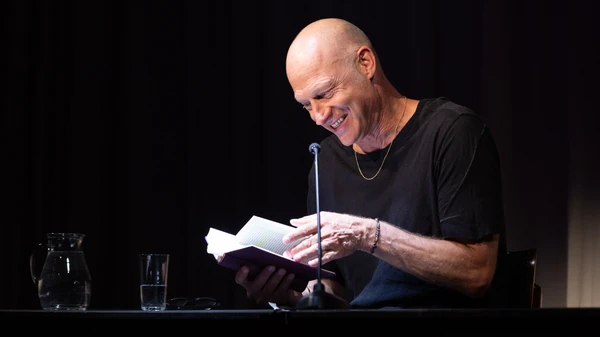 Joachim Meyerhoff bei seiner Lesung aus "Man kann auch in die Höhe fallen"