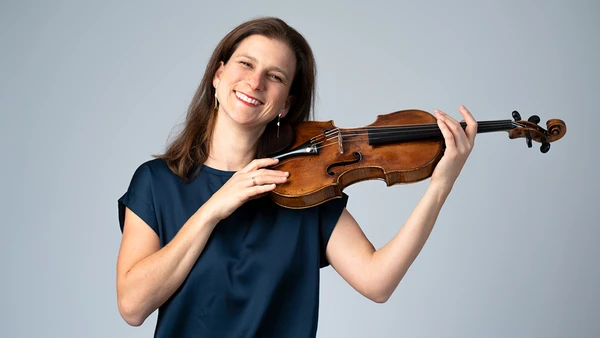 Portraitfoto von Stephanie Grandpierre mit Violine