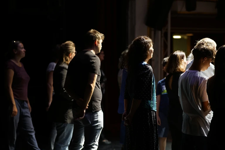 Rückansicht von Personen bei einem Projekt der Theatervermittlung