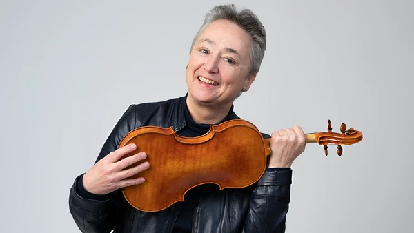 Portraitfoto von Liselotte Murawatz mit Violine