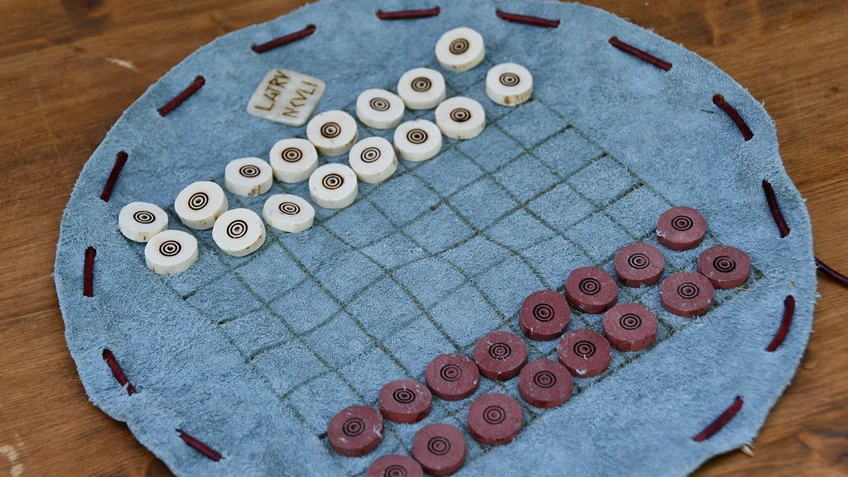 Historisches Spiel mit weißen und roten runden Steinen