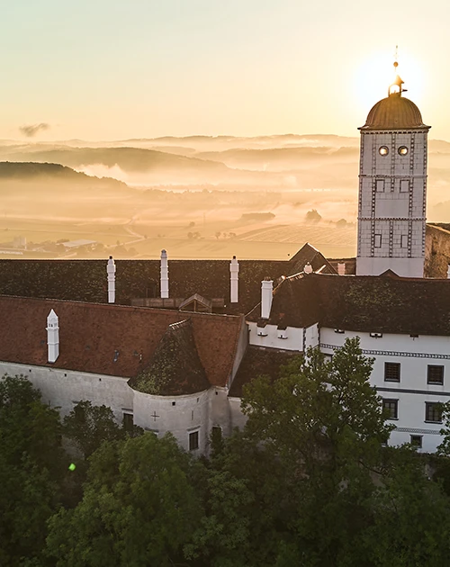 Die Schallaburg im Sonnenaufgang. Ein Renaissancejuwel aus dem 16. Jahrhundert: die Schallaburg.