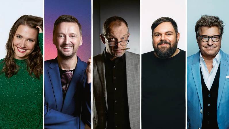 Fünf Personen – eine Frau und vier Männer – stehen in jeweils eigenen Porträts nebeneinander vor unterschiedlich farbigen Hintergründen, lächelnd oder ernst in die Kamera blickend, als Gruppenbild einer Comedyveranstaltung.