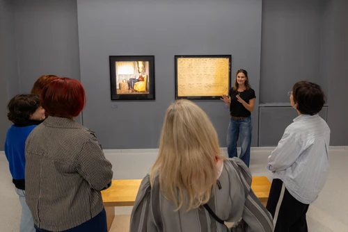 Ausstellung „Roger Ballen“ im Museum Gugging mit mehreren gerahmten Fotografien an grauen Wänden und Besuchern.