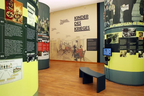 Ansicht der Ausstellung "Kinder des Krieges - Aufwachsen zwischen 1938 und 1955"