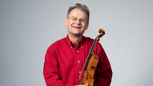 Portraitfoto von Gerhard Fechner mit Violine