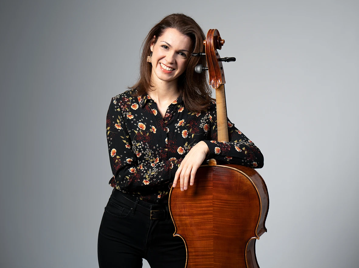 Portraitfoto von Laura Szabo mit Cello