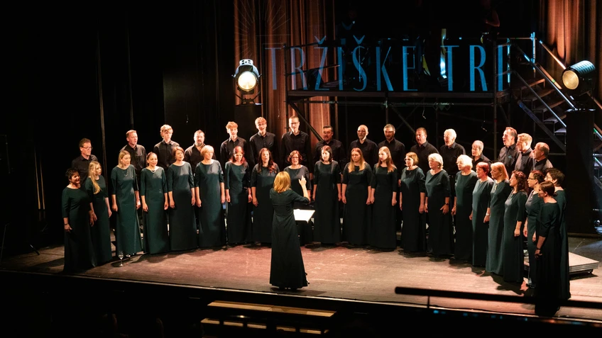 Der Podjuna Chor.auf einer Bühne