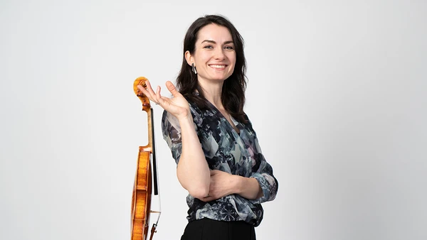 Portraitfoto von Maria Winkler mit Violine