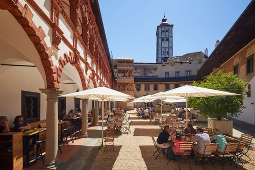 Sonnenschirme im großen Akadenhof. Im Hintergrund der Hochturm. 