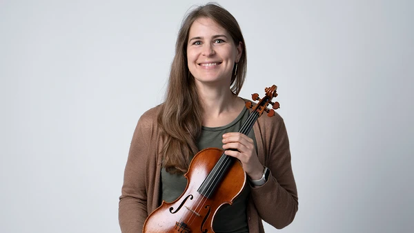 Portraitfoto von Sophie Gansch mit Violine