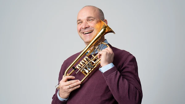 Portraitfoto von Thomas Lachtner mit Trompete