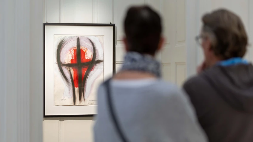 Besucher und Besucherinnen betrachten Kunstwerke