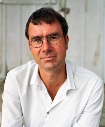 Portrait photo of physicist, philosopher, and successful science writer Dr. Stefan Klein, a guest at our discussion in the frameworkt of “Salon D.”