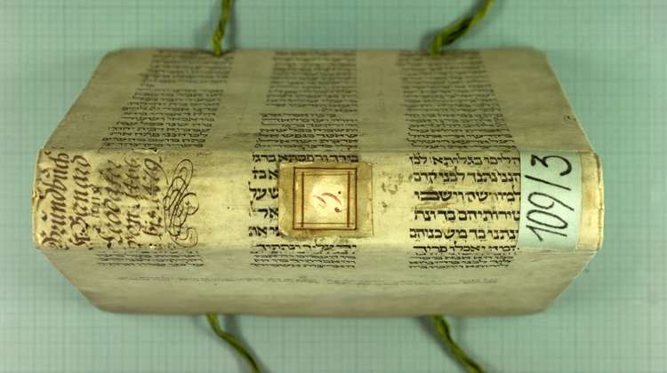 Fragment eines Bibelkodex als Überzug eines Pappeinbands Einband für ein Grundbuch, 15. Jdht 