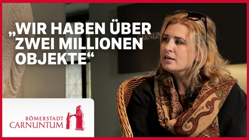 Ein Vorschaubild für den Videocast zeigt Archäologin Nisa Kirchengast neben dem Zitat "Wir haben über zwei Millionen Objekte."