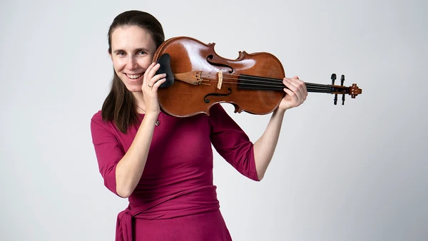 Portraitfoto von Christina Thur mit Viola