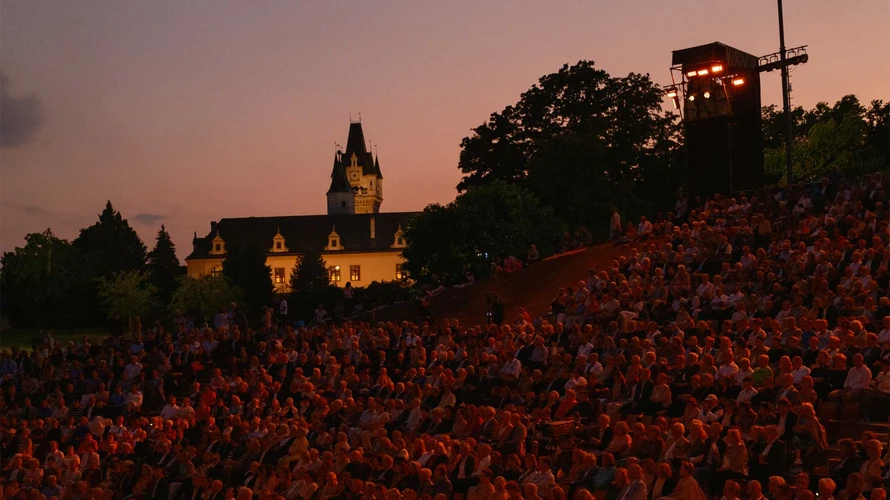 Publikum am Wolkenturm vor Schloss Grafenegg