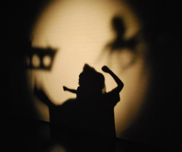 Schattenspiel, Licht auf Wand projiziert