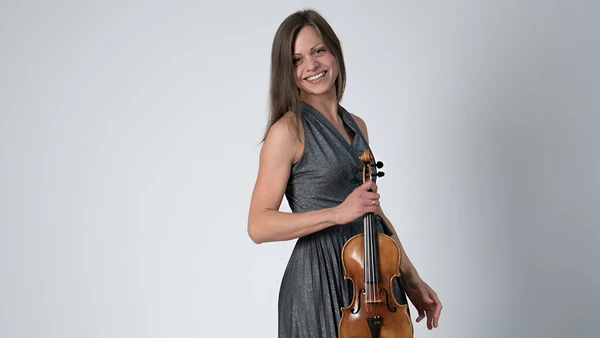 Portraitfoto von Marina Fomina mit Violine