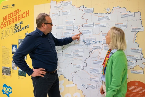 Ansicht des Ausstellungsparavents "Niederösterreich - 100 Jahre | Orte | Ereignisse"
