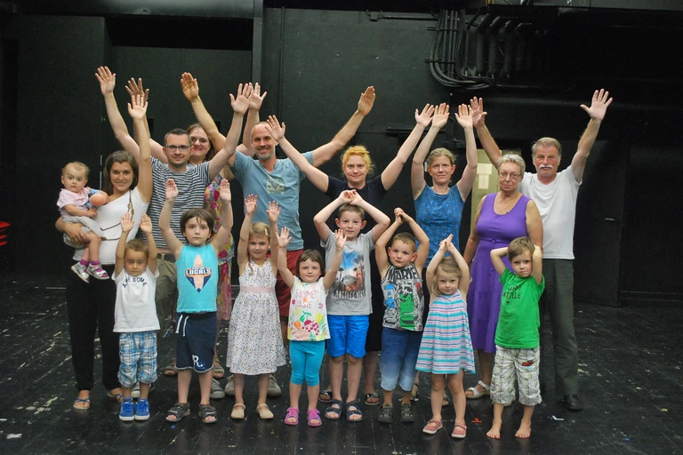Gruppenbild von Kindern, Eltern und Großeltern beim Familien-Workshop