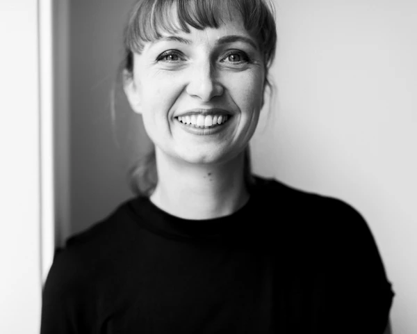 Portraitfoto von Flora Königsberger in schwarz und weiß. 